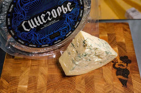 Сыр Синегорье с голубой плесенью 50% (1гол*2,5кг/2)
