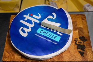 Сыр с белой плесенью Alti Brie весовой, круг