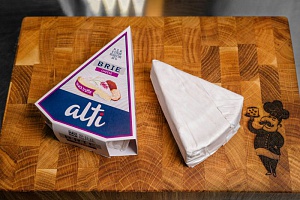 Сыр с белой плесенью Alti Brie Трюфель 1*8